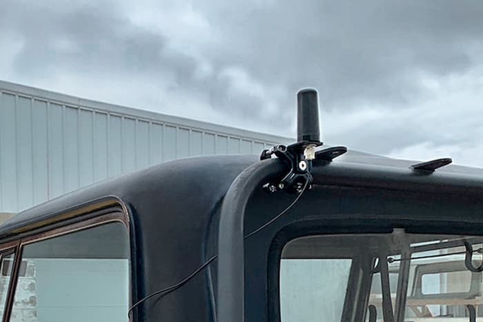 antenna mounted on roof of vehicle